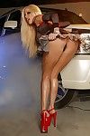 leggy Bionda Gina Lynn in rosso piattaforma Alta tacco scarpe mostra Il suo Grande Tette accanto un Limousine