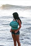 Curvy Morena Babe no Calças de brim shorts mostrando fora ela gigante Peitos ao ar livre