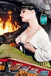 Erótica Morena juega Sorprendentemente Caliente en su sexy oriental solo mostrar