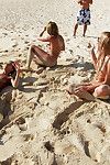 नग्न एमेच्योर किशोर लड़कियां में धूप का चश्मा होने कुछ मज़ा पर के समुद्र तट