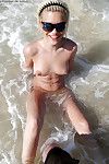 赤裸裸的 业余的 十几岁 辣妹 在 太阳镜 具有 一些 乐趣 上 的 海滩