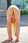 televisão De peito nu Loira Kitty Kennedy kressler com liso arranco Tiras nu ao ar livre