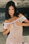 сексуальная Карла Спайс с белье под ее белый Ажурные Платье показывает офф ее Латинская жопа