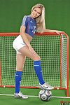 आराध्य शरीर कला फुटबॉल लड़की चेरी जुलाई में नकली नीले और सफेद वर्दी फैलता है उसके पैर