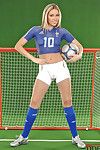 Urocze ciało sztuka piłka nożna Dziewczyna wiśnia lipca w fake Niebieski i biały mundury spready jej Nogi