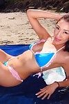 vụng về Châu á con yêu Vicki chase giả trên những Bãi biển trong một Bikini
