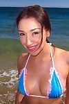Amateur asiático sweetie Vicki Chase posando en el Playa en Un Bikini