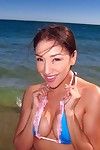 Amateur asiático sweetie Vicki Chase posando en el playa en Un bikini