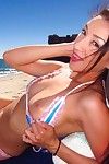 amateur Asiatique sweetie Vicki chase posant sur l' plage dans Un bikini