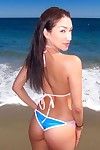 amateur Aziatische lieverd Vicki Chase poseren op De Strand in een Bikini