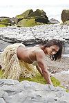 Spiaggia Babe Karyn Lampeggiante rasata figa e Bodybuilder fisico all'aperto