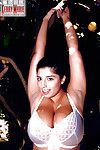 grueso latina pornstar Kerry Marie exponer enorme juggs y tapizados Coño