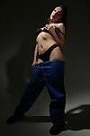 Wellustige japans model Vicky schaduw uitbarstingen lichaam uit De sexy Broek en laat het naakt