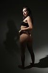 Wellustige japans model Vicky schaduw uitbarstingen lichaam uit De sexy Broek en laat het naakt