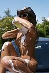 Wunderschöne bombita in Wild Höschen Yoko Yoshikawa ist waschen die Auto und immer Ausgesetzt und sexy posing auf Auto