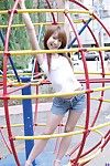 vrolijk Chinees hotty Yuuna Idols geniet in pesten en heffen haar t-shirt outdoor