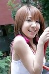 快乐的 中国 hotty Yuuna 偶像 喜欢 在 戏弄的 和 提升 她的 t恤 室外