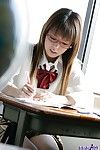 juvenile Braun Haar Yume Kimino ist jolly aus Ihr uniform Kurz Rock und zeigen shaggy gentile in die klassenzimmer