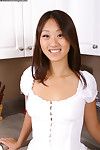 japans model Evelyn Lin met glad op top waarnemen verwijdt haar Lichte benen exclusief van jammer in De keuken