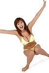 Plus seins oriental girlie Yoko matsugane est Tromper Autour de dans extrême bikini