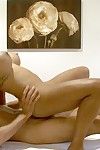 breasty Cinese Allanah è competente in atto handjobs nonostante il fatto massaggio