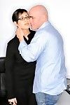 l' Chinois dame dans lunettes satine Phoenix est bénéficiant d' raw baise dans l' bureau