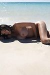 rozebrała się ogromna piersią japoński Tera Patrick pokazuje off jej Sexy ciało w piasek na w plaża