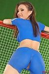 اليابانية الجسم الفن نمط آني لينغ يدعي أن هذا فرخ ترتدي الأزرق الجلد مقيدة كرة القدم موحدة