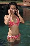 selvaggia Orientale Mya Luanna Con bene Bolla ahole rimuove Il suo Bikini in il piscina
