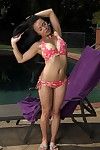 untamed oost Mya Luanna met Fijn bubble ahole verwijdert haar Bikini in De zwembad