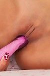 平 胸 Aisan 年轻的 迷迭香 Radeva 棒 粉红色 电器 在 她的 高度 刚 光滑 上 顶部 淫秽 腭裂