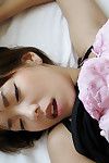 Lasciva chinês infantil com Miniatura Seios dá um sexo oral e compras porked