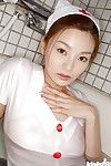 Fascinante chino enfermera en  Ray Ito strip-tease y agradable showerroom