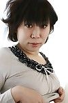 Japon milf Yoshiko Sakai Alır bir showerroom ve Gösterir altı zeplinler