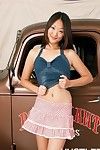 Oriental potranca Evelyn Lin com valiosas liso pele torta leva fora ela Cor-de-rosa curto saia e AZUL shorts