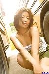 Büyüleyici Japon öğrenci cici kız Yuri Putlara var elde elimden ve ateşli poz içinde bu okul Otobüs
