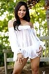 Прогулки в В парк сексуально Рады Китайский Джанин Сиу получает разделась ее белый прозрачные блуза и расположение на В Скамейка