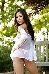 Прогулки в В парк сексуально Рады китайский Джанин Сиу получает разделась ее белый прозрачные блуза и расположение на В Скамейка