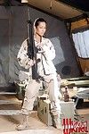 اليابانية العسكرية الأميرة جيانا لين فقدان قبالة الملابس و يضم على الحقيقي رطبة سلاح
