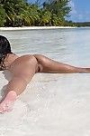Seductora oriental Belleza Miko Sinz muestra su calvo hortera mojado crack en el playa