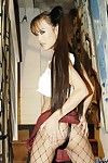 Chinesisch College lass in geprüft petticoat und Schlauch Mia lächelt in die erotische FOTO Sitzung