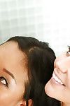 tối tóc Ariana Marie và Người trung quốc kẹo mút Alina Lý. Đưa đôi bj trong showerroom