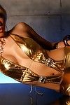 oryantal heartbreaker Toni Leigh çeker aşağı onu Altın giyim özel bu gösterilen onu alışılmışın dışında kavun