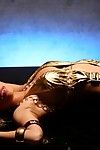 oriental rompecorazones Toni Leigh tira abajo su De oro ropa exclusivo de Mostrando su no tradicional melones