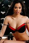चीनी आकर्षकता एंड्रिया डेल puerto में फीता दस्ताने लेता है बंद उसके आबनूस और लाल सेक्सी पैंट