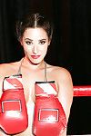 Chinesisch Pornostar Eva Lovia posing aufgedeckt in Boxen ring Tragen Braun Stiefel