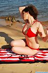 ganar y la atracción de Morena Adolescente Con sexy convertido en disponible es demostrando su Cuerpo Vulnerables Un captura Playa