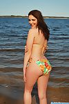Atrakcyjna w połączeniu z egoistą nastolatek carlotta Szampan to demonstruje jej boobies na katy Wokół z drażnić Plaża