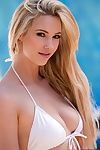 bianco Bikini è La perfezione su rub giù il corpo per giovani modello Sophia Paladin all'aperto